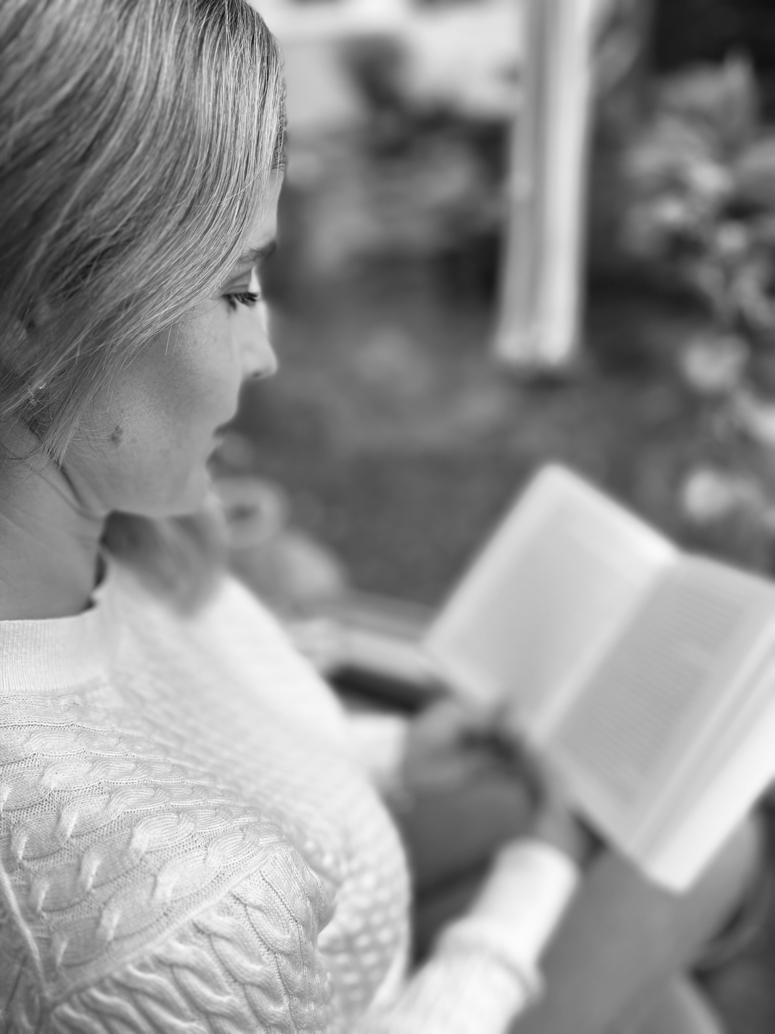 Antje liest ein Buch und beschäftigt sich intensiv mit Finanzthemen.